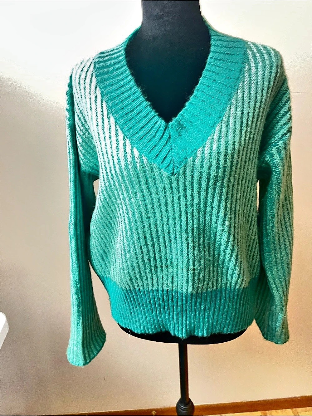 Zadig & Voltaire Wool Cashmere V-Neck Sweater in Green Size Medium